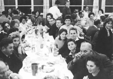 סדר פסח קיבוצי. (צילום: ארכיון השומר הצעיר יד יערי - cc by 2.59)