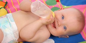 תינוק שותה מים