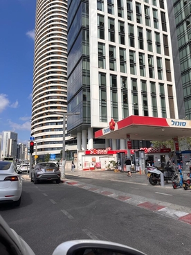 לאחר תחנת הדלק יש לפנות ימינה